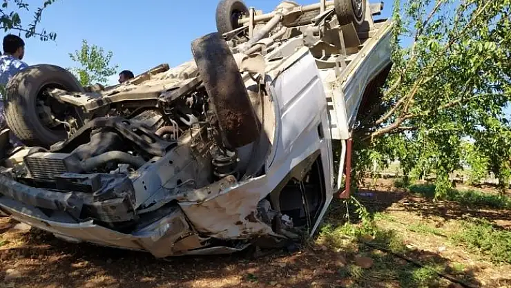 'Rampa çıkan kamyonet takla attı: 3 yaralı'
