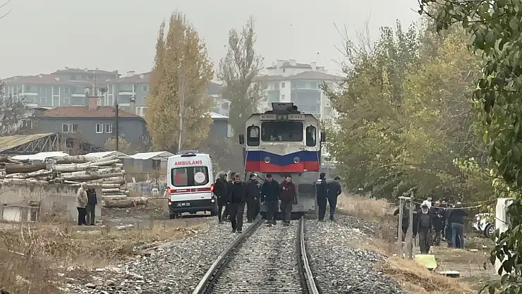 Rayların Üzerine Düşen Yaşlı Adam Tren Altında Kaldı