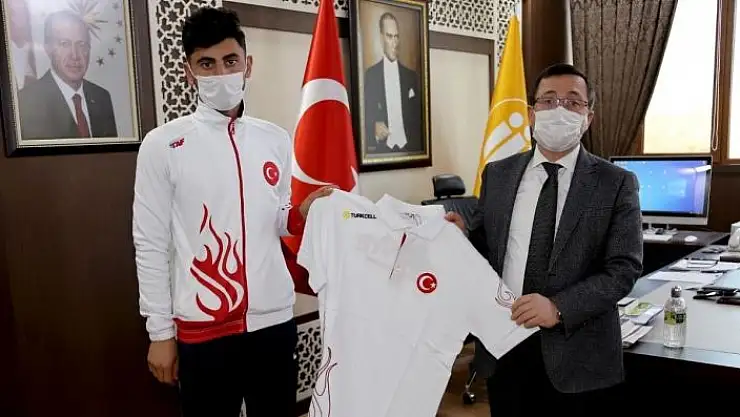 'Rektör Kızılay´dan Balkan şampiyonu öğrenciye hediye'