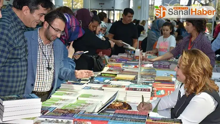3. kitabını imzaladı