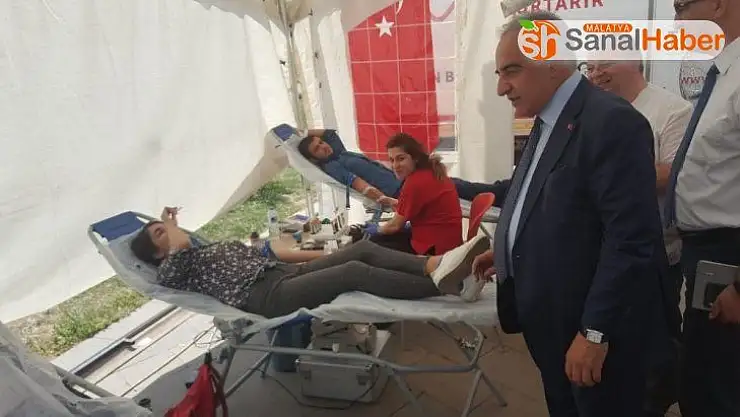 Rektör Turgut, Kızılay standını ziyaret etti