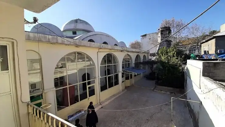 'Restore edilecek Çarşı Camii´nde son namaz kılındı'