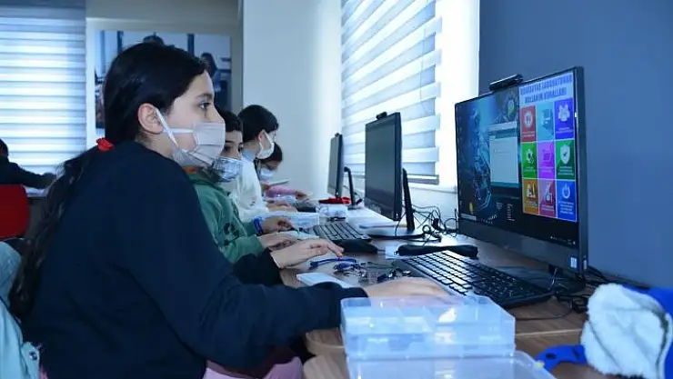 'Robotik kodlama eğitimi alan gençler, geleceğin teknolojisini öğreniyor'