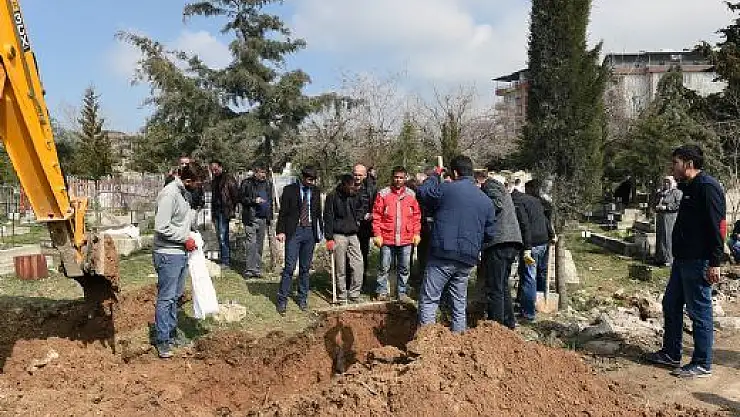 KUYUÖNÜ MEZARLIĞINDAKİ MEZARLIK NAKİLLERİ BAŞLADI