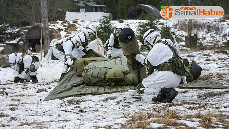 Rus askerleri tatbikatta uçak ve tank kamuflajları kullandı
