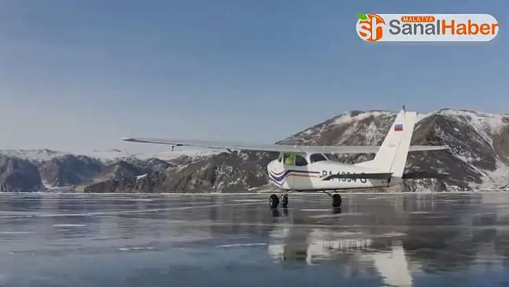 Rus pilot küçük uçağıyla buz tutan Baykal gölüne iniş yaptı