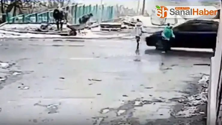 Rusya'da aracın çarptığı çocuk metrelerce yükseğe fırladı