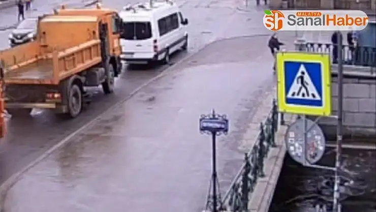 Rusya'da nehre düşen genci polis kurtardı
