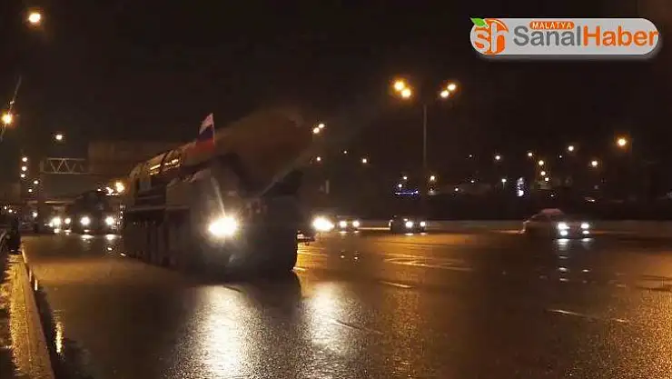 Rusya kıtalararası Yars Balistik Füzesi'ni otoyolda yürüttü