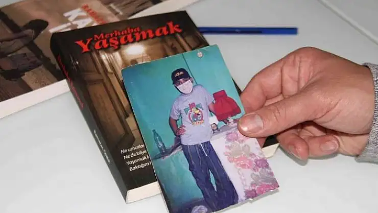 'Sağ kolundan kemoterapi gördü, sol koluyla yazmaya devam etti'