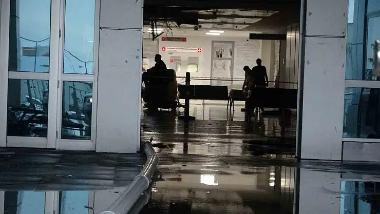 Sağanağın etkili olduğu Malatya'da hastanenin tavanı çöktü