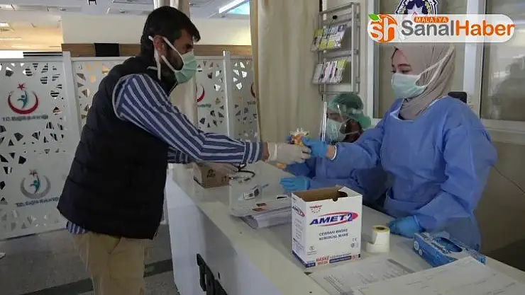 Sağlık çalışanlarına her gün taze meyve suyu ikram ediyor