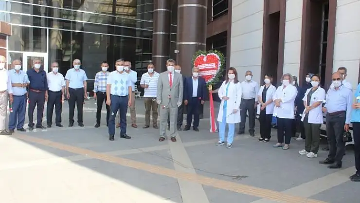 'Sağlık çalışanlarına kalpli çelenk'