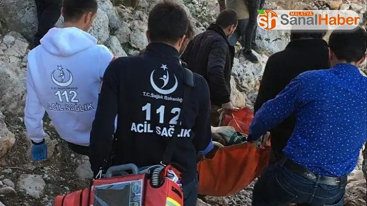 Sağlık ekipleri, dağ başında hastayı 4 kilometre taşıdı