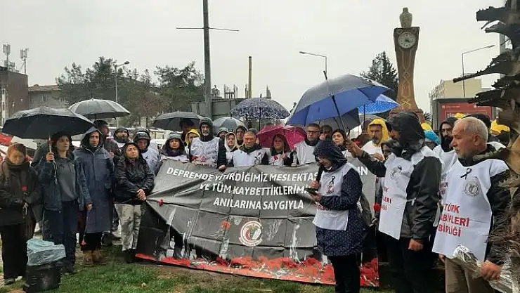 'Sağlıkçılardan depremin sembolü saat kulesine karanfil'