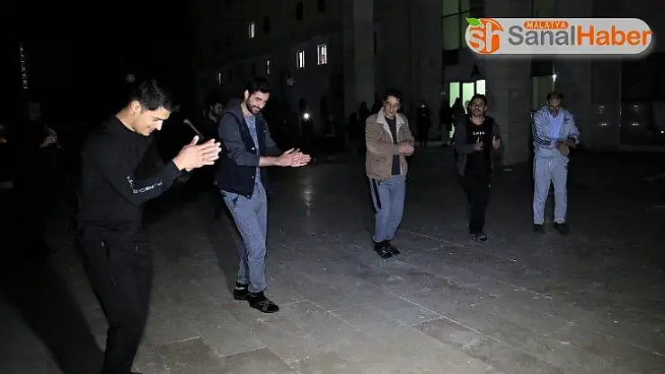 Sağlıkçılardan Elazığ'a özgü, davullu klarnetli sosyal mesafeli sahur halayı