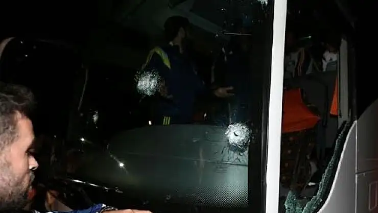 FENERBAHÇE TAKIM OTOBÜSÜNE SALDIRI