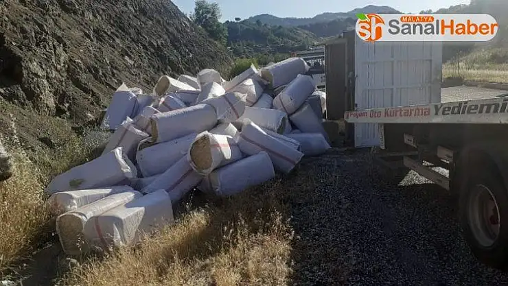 Saman yüklü kamyon devrildi