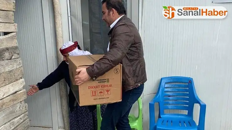 Samsat'ta depremzede vatandaşlara yardım paketleri dağıtıldı