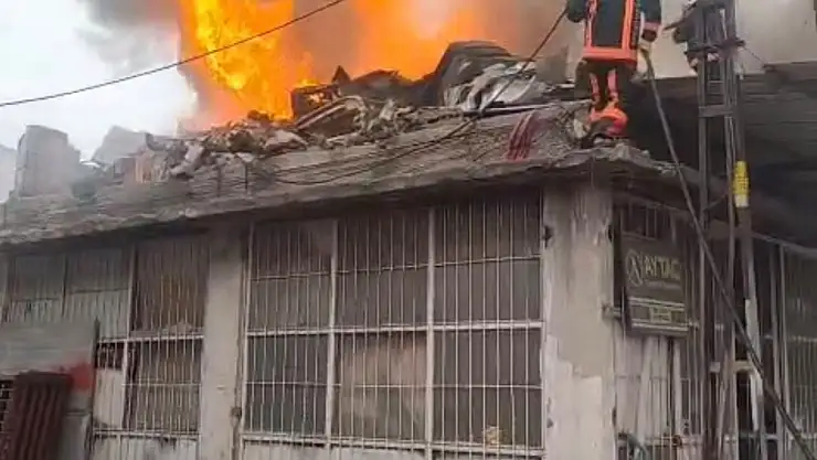 Sanayide işyeri yangını korkuttu, dumanlar gökyüzünü kapladı