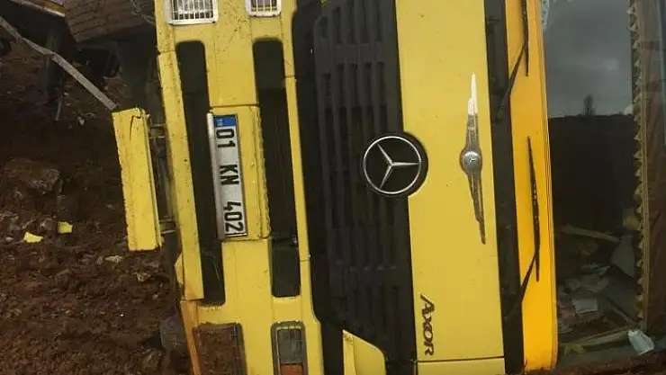 'Şarampole devrilen tırın sürücüsü yaralandı'