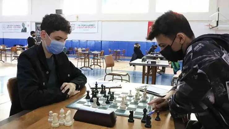 'Satranç turnuvasında ter döktüler'