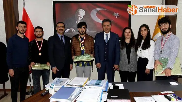 Satrançta dereceye girenler kupalarını aldı