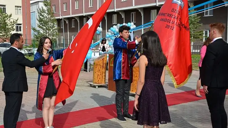 'SCÜ Vakıf Okullarında mezuniyet coşkusu'