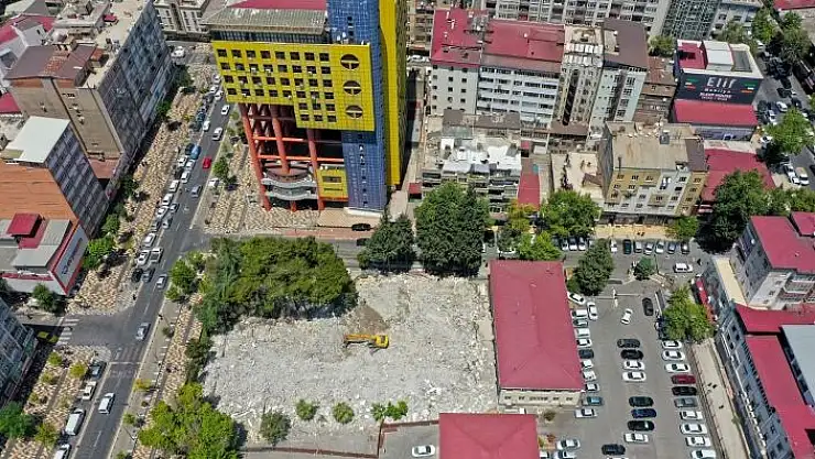 'Şehir meydanı için eski adliye binası yıkıldı, sıra ´dünyanın en saçma binası´nda'