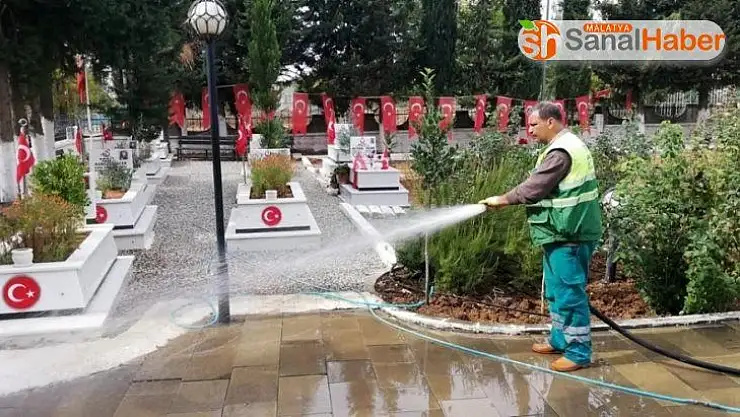 Şehir mezarlığında temizlik çalışması yapıldı