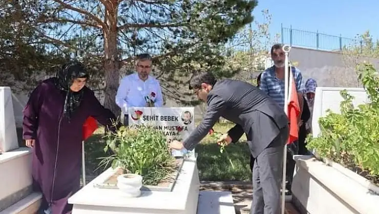 'Şehit Bedirhan bebek ve annesi mezarı başında anıldı'
