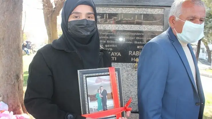 'Şehit eşinin adına çeşme yaptıran eşe anlamlı fotoğraf'