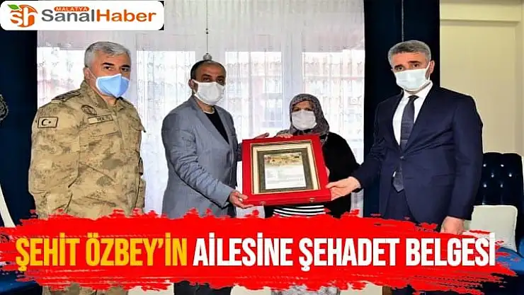 Şehit Özbey´in ailesine şehadet belgesi