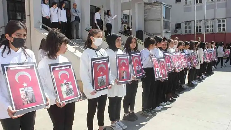 'Şehitlerin fotoğraflarını taşıdılar'