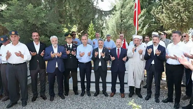 'Şehitlerin kabrine karanfil bırakıldı'