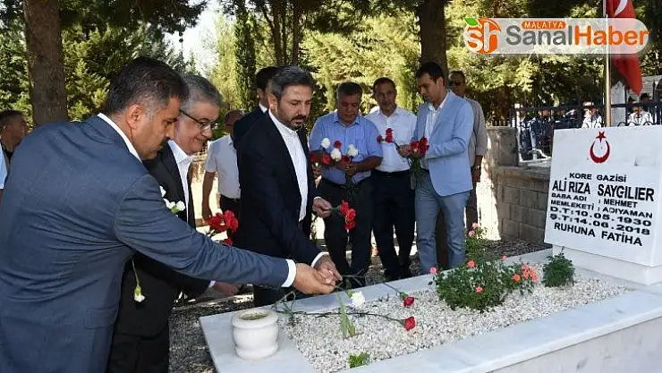 Şehitliğe karanfil bırakıldı