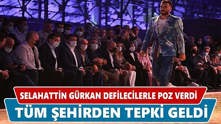 Selahattin Gürkan defilecilerle poz verdi