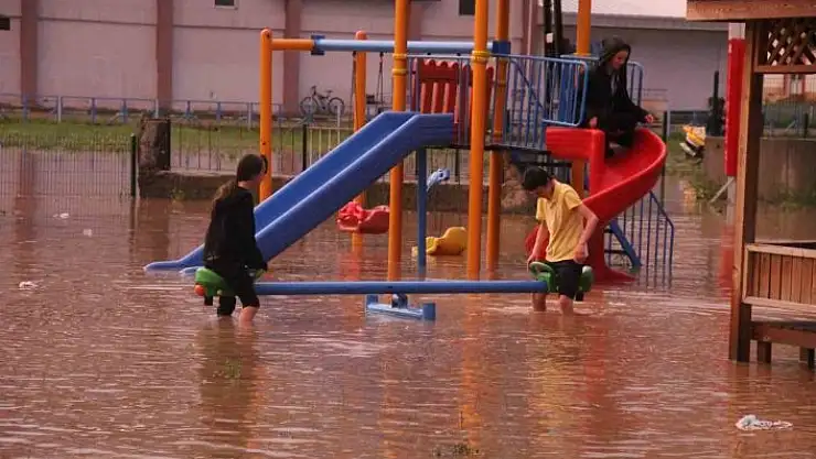 'Sele aldırış etmeden oyunlarına devam ettiler'