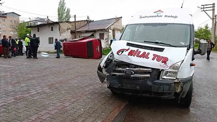 'Servis aracı minibüse çarptı: 5 yaralı'