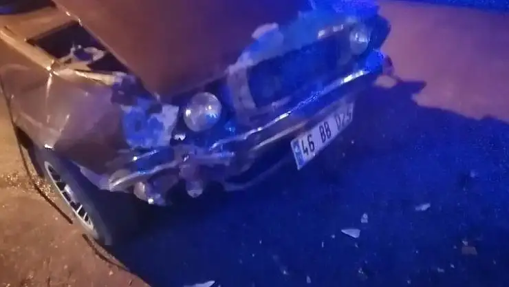 Servisle otomobilin çarpıştığı kazada iki kişi yaralandı