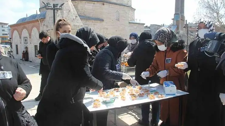 'Sevenleri Yazıcıoğlu için lokma dağıttı'