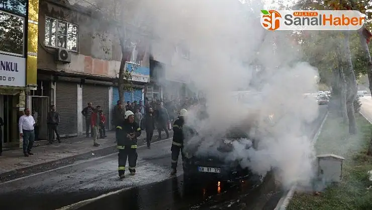 Seyir halinde otomobil alev alev yaldı
