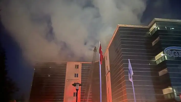 'SGK İl Müdürlüğü binasının çatısında çıkan yangın ekipleri alarma geçirdi'