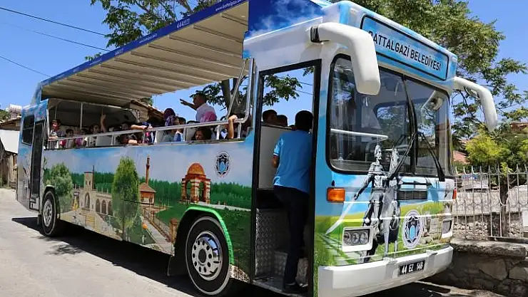 TUR OTOBÜSÜ İLE 7 BİN 347 KİŞİ TARİHE YOLCULUK YAPTI