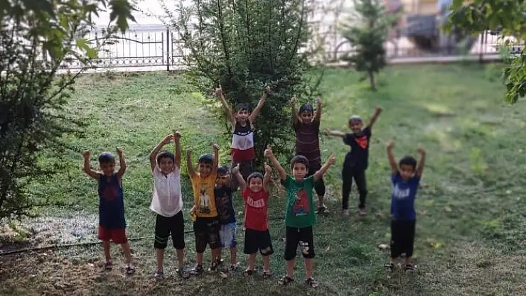 'Sıcaktan bunalan çocukları belediye ekipleri serinletti'