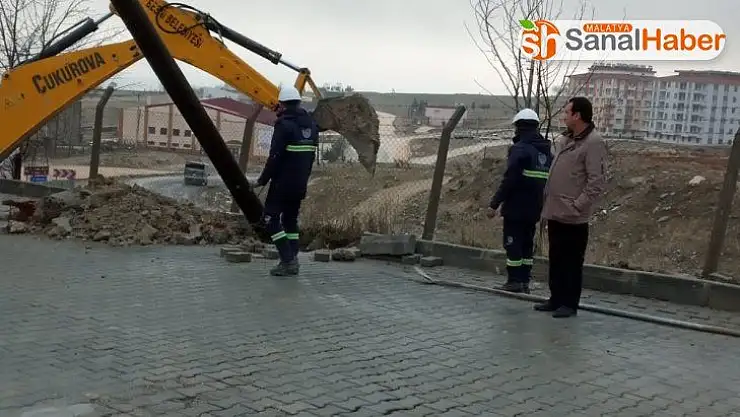 Şiddetli rüzgar elektrik direğini devirdi