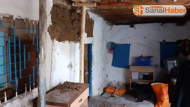 Şiddetli yağışta evin duvarı çöktü