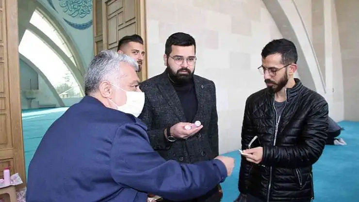 'Sigarayı bıraktı, 4 yılda topladığı 38 bin lirayı öğrencilere harcadı'