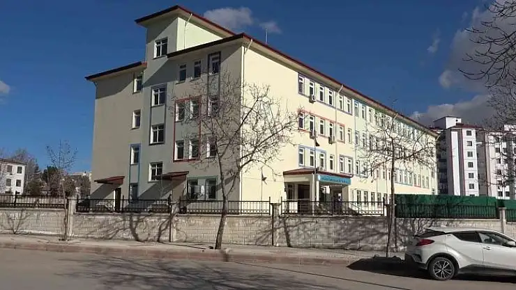 'Sınav sonucu kötü gelen öğrenci 2´nci kattaki sınıfından aşağı atladı'