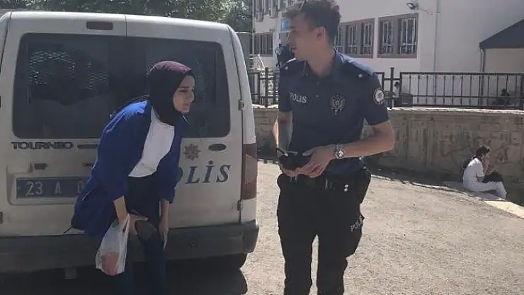 'Sınava geç kalan vatandaşların yardımına polis ekipleri yetişti'
